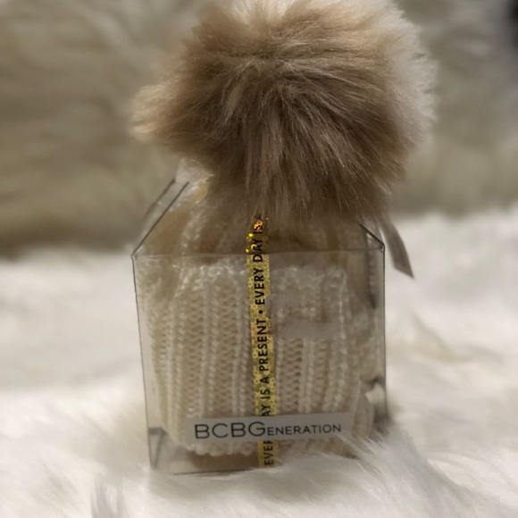 BCBGeneration Accessories - BCBG White Pom Pom Knit Beanie | NEW